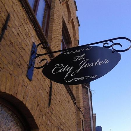 The City Jester Ипр Экстерьер фото